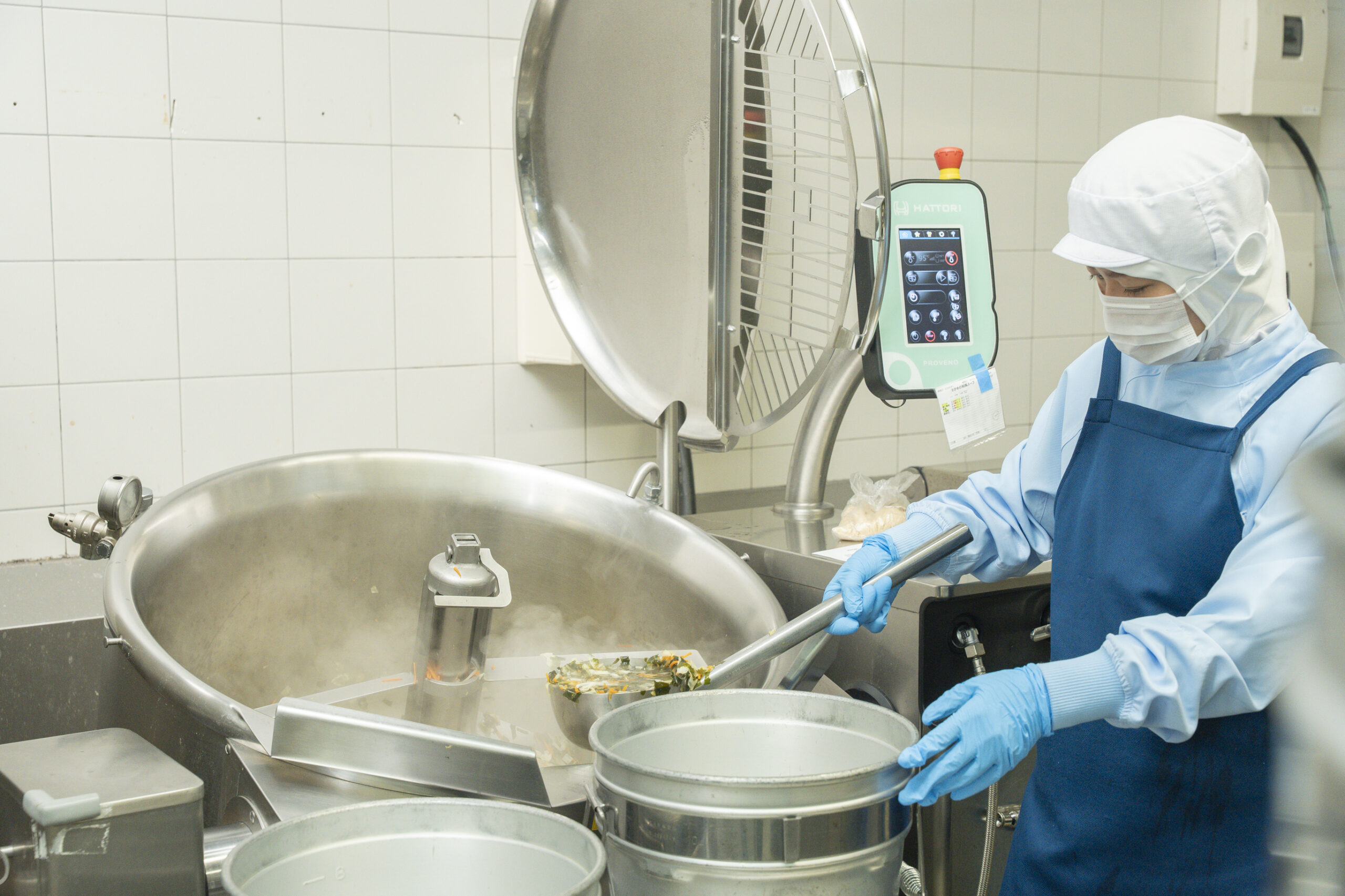 セントラルキッチンの人手不足とコスト削減を解決するアーテックの厨房改善相談