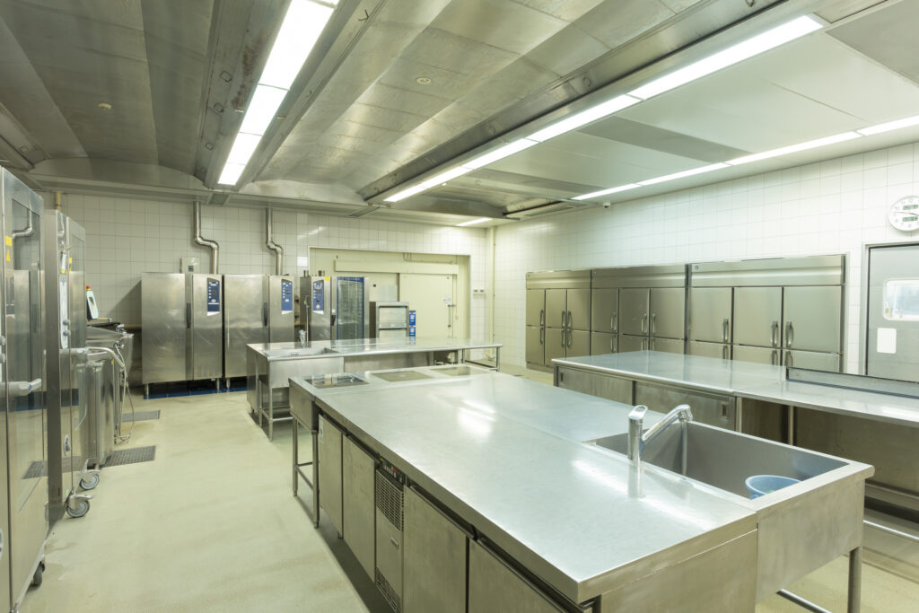 設備が導入されたばかりの清潔で広々としたセントラルキッチンの内観イメージ