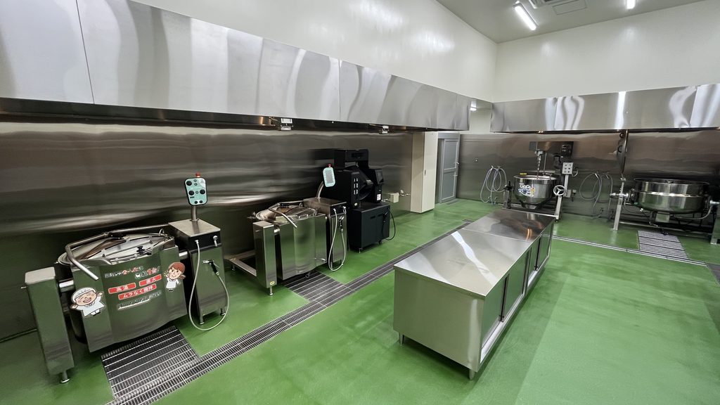 完成した「Food Innovation Center (FIC)」の内観。現場に近い環境でテスト調理ができるよう、最新のロボット回転釜や複数の大型釜を、実践的なレイアウトで配置しています。